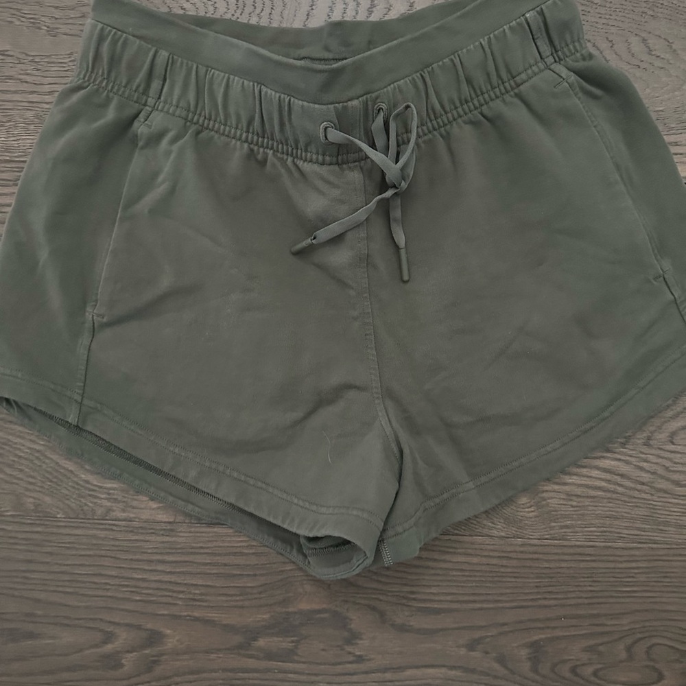 Lululemon Athletica Green Athletic Shorts Lightweight Elastic Waist. Great UC.
